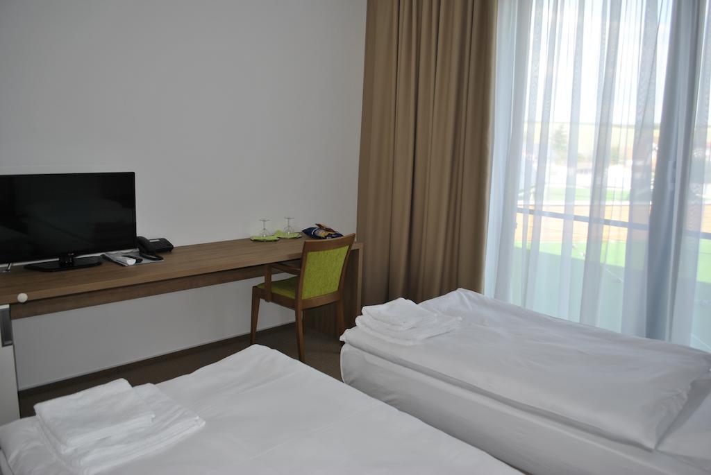Hotel Golf Jezera Ostrožská Nová Ves المظهر الخارجي الصورة