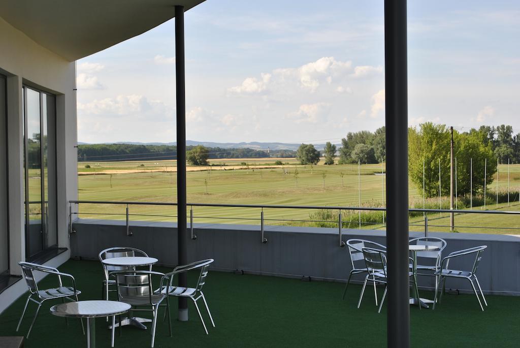 Hotel Golf Jezera Ostrožská Nová Ves المظهر الخارجي الصورة