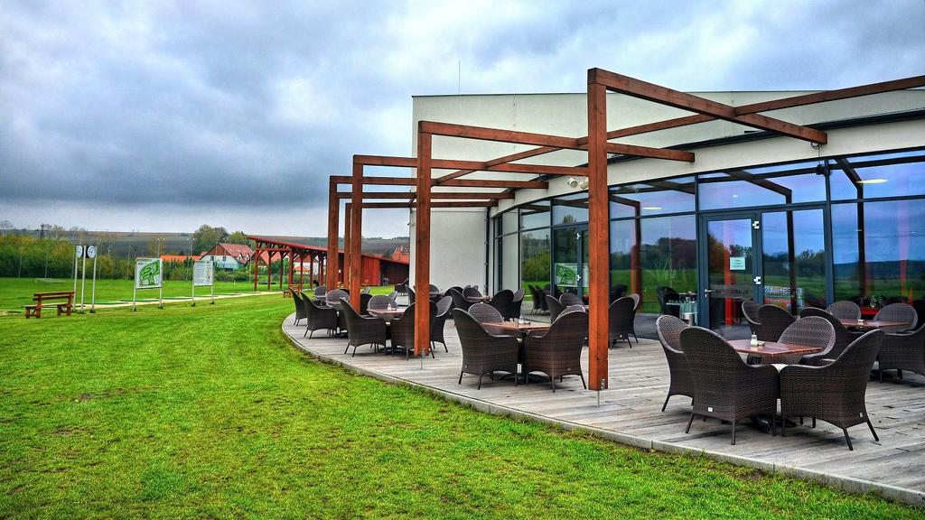 Hotel Golf Jezera Ostrožská Nová Ves المظهر الخارجي الصورة